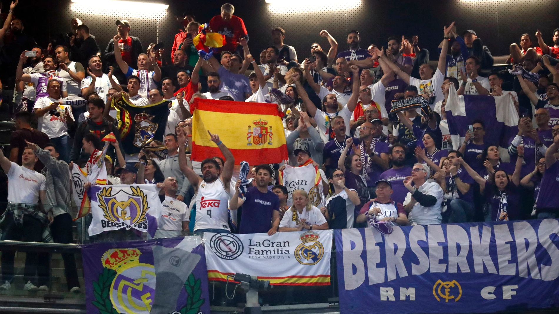 Aficionados del Real Madrid en el Zalgirio Arena