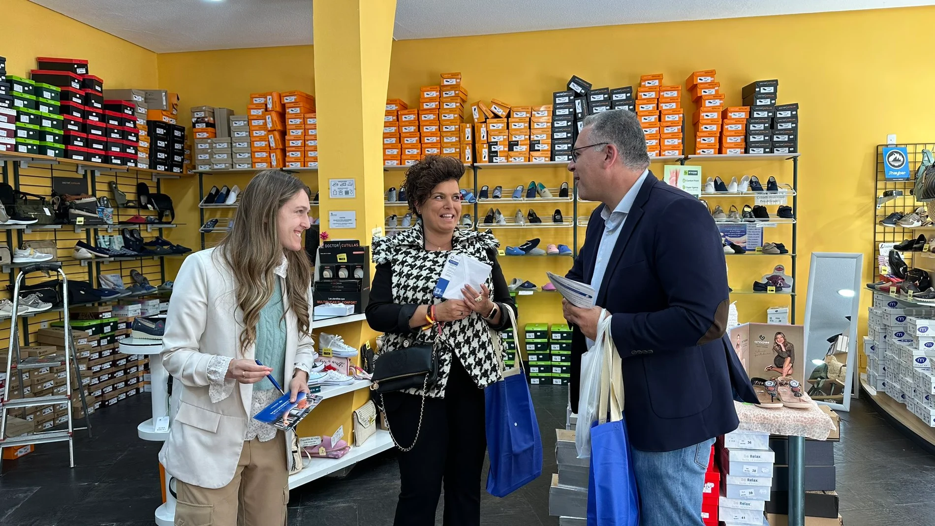 El candidato del PP a la Alcaldía de Zamora, Jesús María Prada, conversa con comerciantes