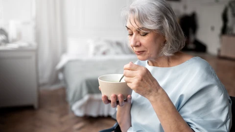 Persona con alzheimer comiendo