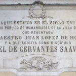 Lápida conmemorativa de los estudios de Miguel de Cervantes en la calle de la Villa. Uno de sus maestros fue el clérigo López de Hoyos, que también le publicó sus primeros versos
