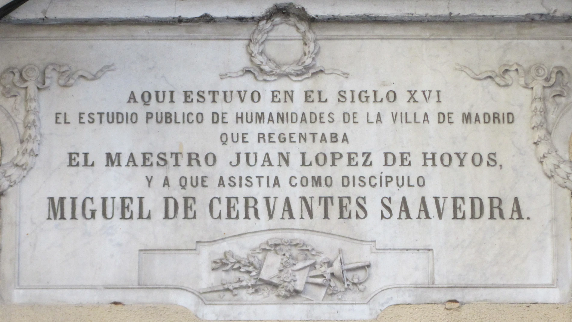 Lápida conmemorativa de los estudios de Miguel de Cervantes en la calle de la Villa. Uno de sus maestros fue el clérigo López de Hoyos, que también le publicó sus primeros versos