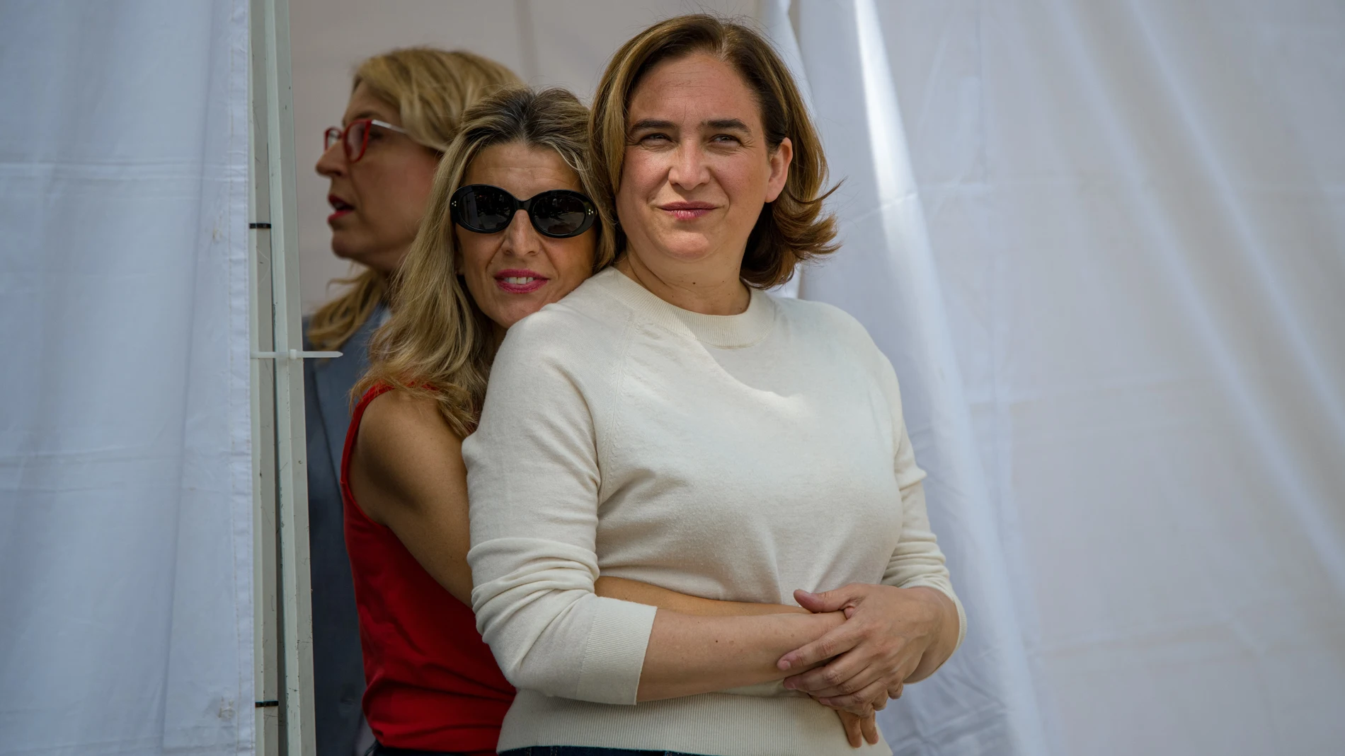 La vicepresidenta segunda y ministra de Trabajo, Yolanda Díaz, abraza a la alcaldesa de Barcelona y candidata de BComú a la reelección, Ada Colau (d), en un mitin, en el Mirador del Carmel, a 20 de mayo de 2023, en Barcelona, Cataluña (España). Yolanda Díaz acompaña por segunda vez a Colau que aspira a ser reelegida alcaldesa de Barcelona en las elecciones municipales del 28 de mayo. 20 MAYO 2023;28M;ELECCIONES;CAMPAÑA ELECTORAL;ACTO DE CAMPAÑA;BARCELONA EN COMÚ; Lorena Sopêna / Europa Press 20/05/2023