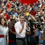 El secretario general del PSOE, Pedro Sánchez, esta mañana en el mitin central de campaña en Valencia, junto a Ximo Puig y Sandra Gómez