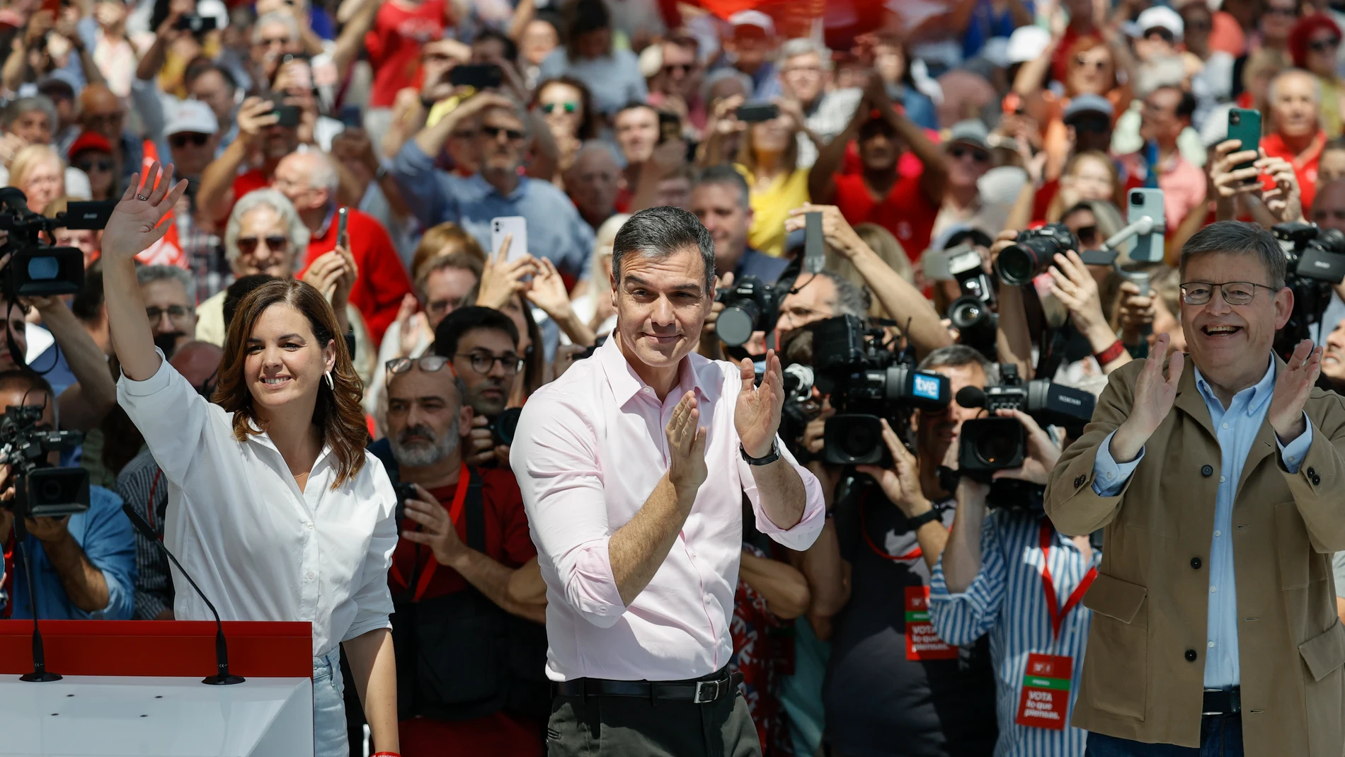 El secretario general del PSOE, Pedro Sánchez, esta mañana en el mitin central de campaña en Valencia, junto a Ximo Puig y Sandra Gómez