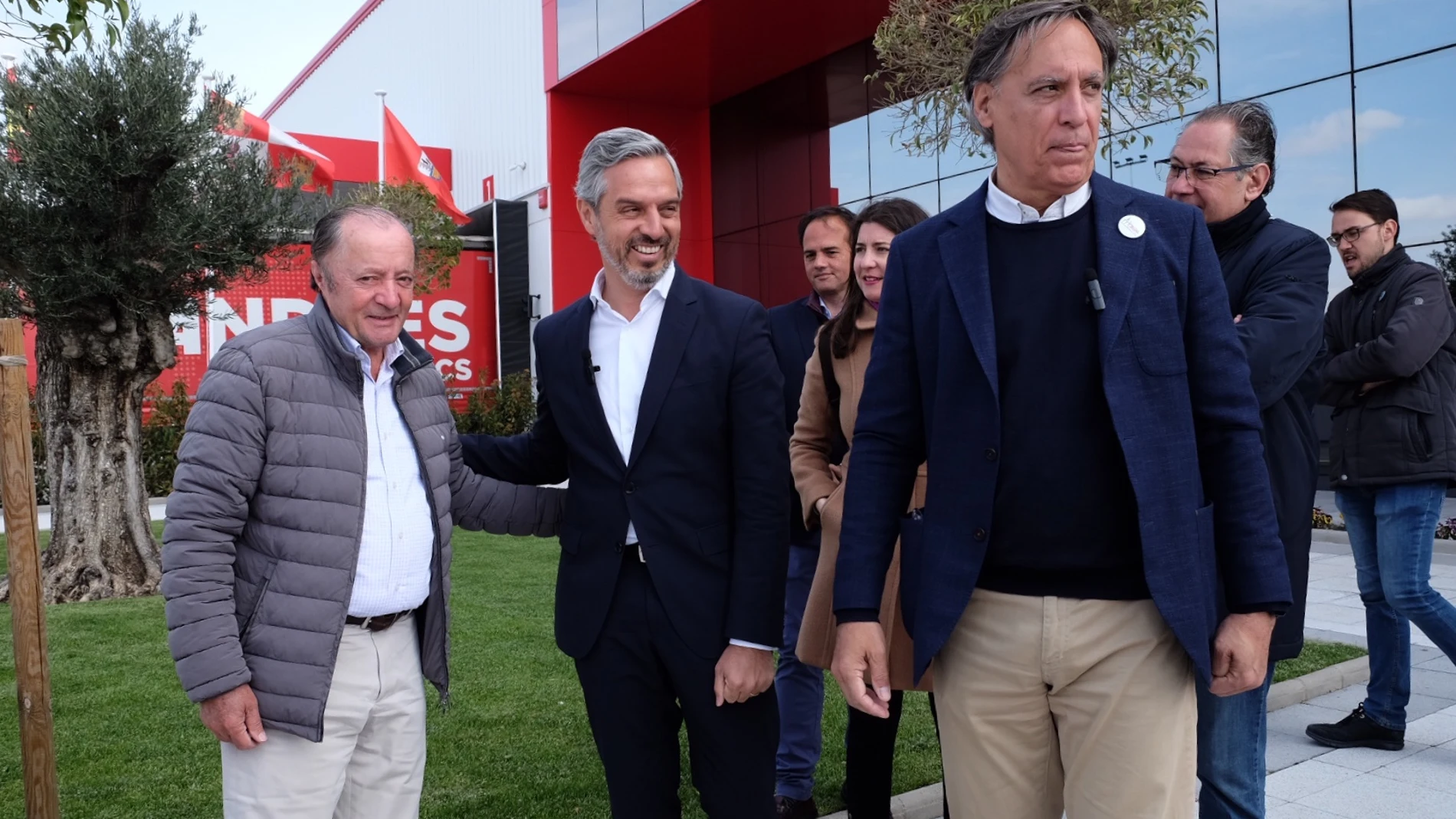 El candidato del PP a la Alcaldía, Carlos García Carbayo, presenta las políticas de su programa electoral relativas al desarrollo logístico e industrial, acompañado por el vicesecretario de economía del PP, Juan Bravo, en la empresa Neumáticos Andrés