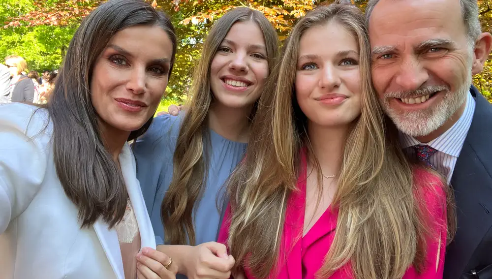 El mensaje del collar de Leonor en su graduación.