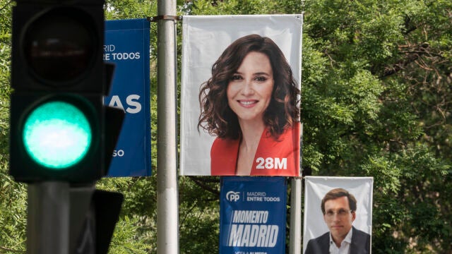 Carteles de campaña de Isabel Diaz Ayuso y Jose Luis Martinez-Almeida. David Jar