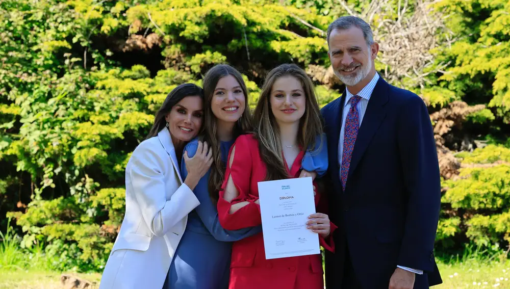 The King and Queen of Spain pose with their daughters during the graduation of Princess Leonor