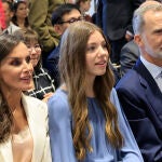 La reina Letizia junto a la infanta Sofía y el rey Felipe VI viendo la graduación de la princesa Leonor