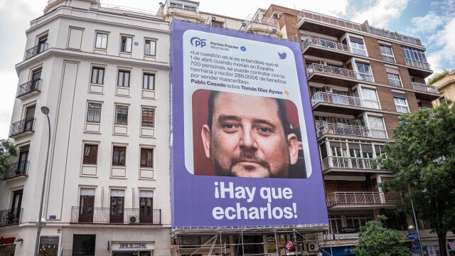 MADRID.-28M.- PP de Madrid denuncia a Podemos ante la Junta Electoral y exige retirar la lona con la foto del hermano de Ayuso