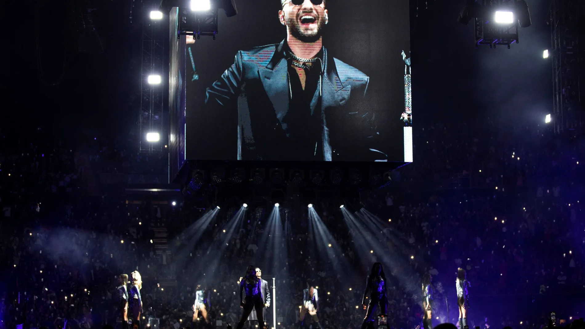 Inglewood (United States), 04/09/2021.- Colombian singer and songwriter Maluma performs on stage at the Forum arena in Inglewood, California, USA, 03 September 2021. The event is part of his Papi Juancho 2021 World Tour. 