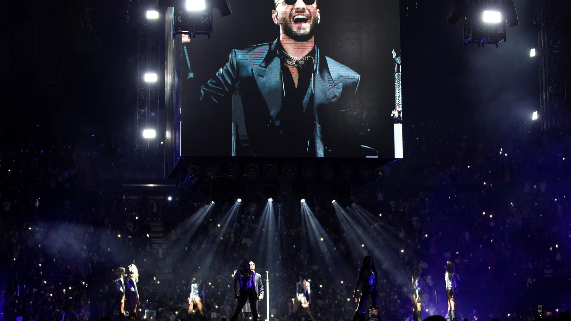 Inglewood (United States), 04/09/2021.- Colombian singer and songwriter Maluma performs on stage at the Forum arena in Inglewood, California, USA, 03 September 2021. The event is part of his Papi Juancho 2021 World Tour.