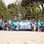CaixaBank organiza una jornada medioambiental para limpiar de residuos el Pinar de Antequera de Valladolid