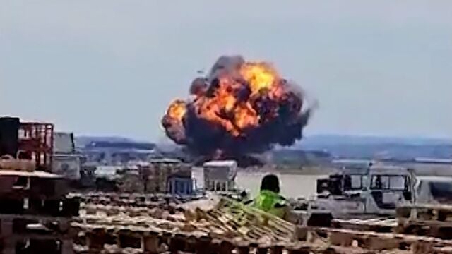 Explosión después de que el F-18 del Ejército del Aire se estrellase