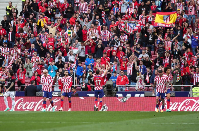 Saúl celebra con la grada uno de los goles a Osasuna
