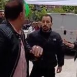 Un momento del incidente en la mesa informativa de Vitoria