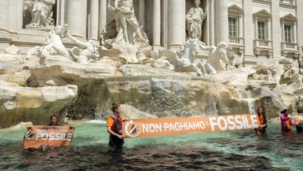 Ecologistas tiñen de negro la Fontana di Trevi de Roma