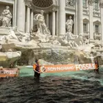 Ecologistas tiñen de negro la Fontana di Trevi de Roma
