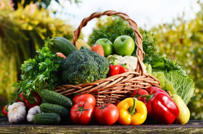 Una cesta con frutas y verduras