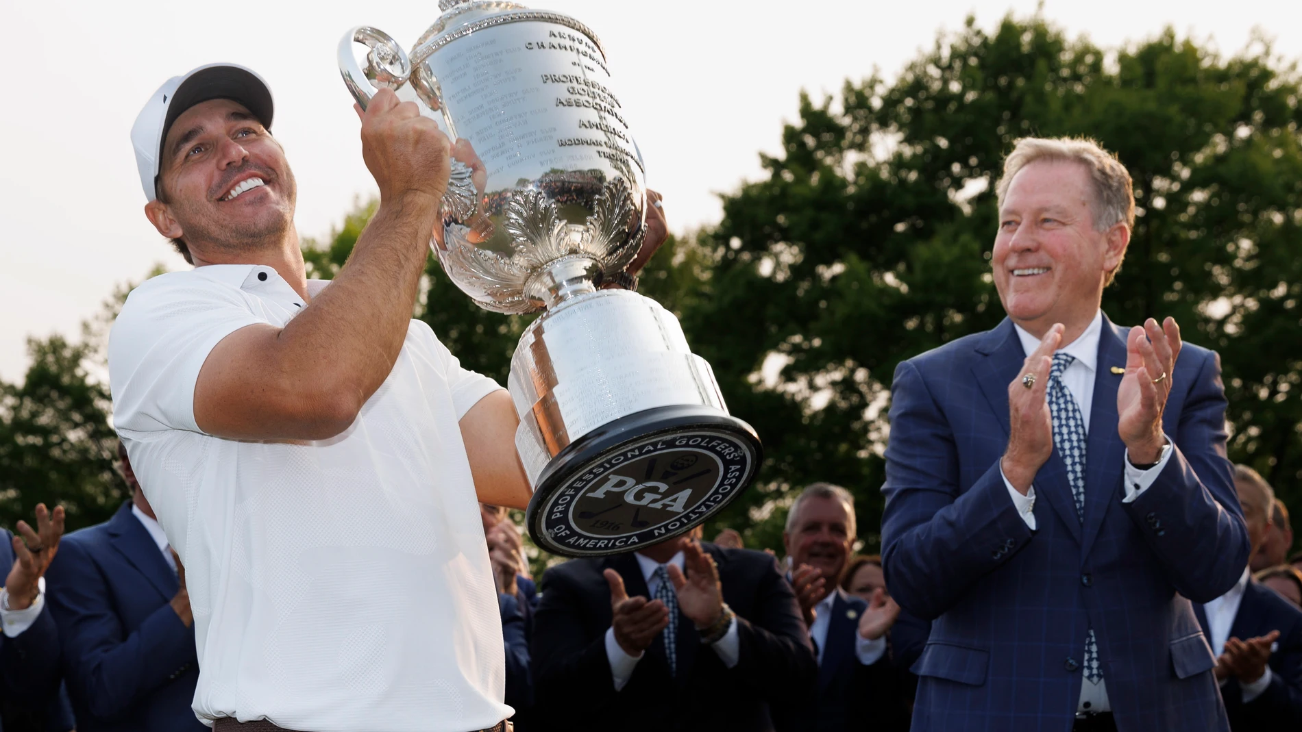 Rochester (United States), 21/05/2023.- Brooks Koepka of the United States holds the Wanamaker Trophy after winning the 2023 PGA Championship golf tournament at the Oak Hill Country Club in Rochester, New York, USA, 21 May 2023. (Estados Unidos, Nueva York) EFE/EPA/CJ GUNTHER
