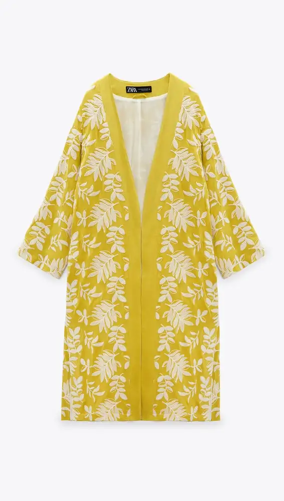 Característica Elaborar Adelante Ha llegado a Zara el kimono bordado cómodo y sueltecito que las mujeres 50+  llevan con jeans anchos