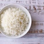 Un bol de arroz blanco