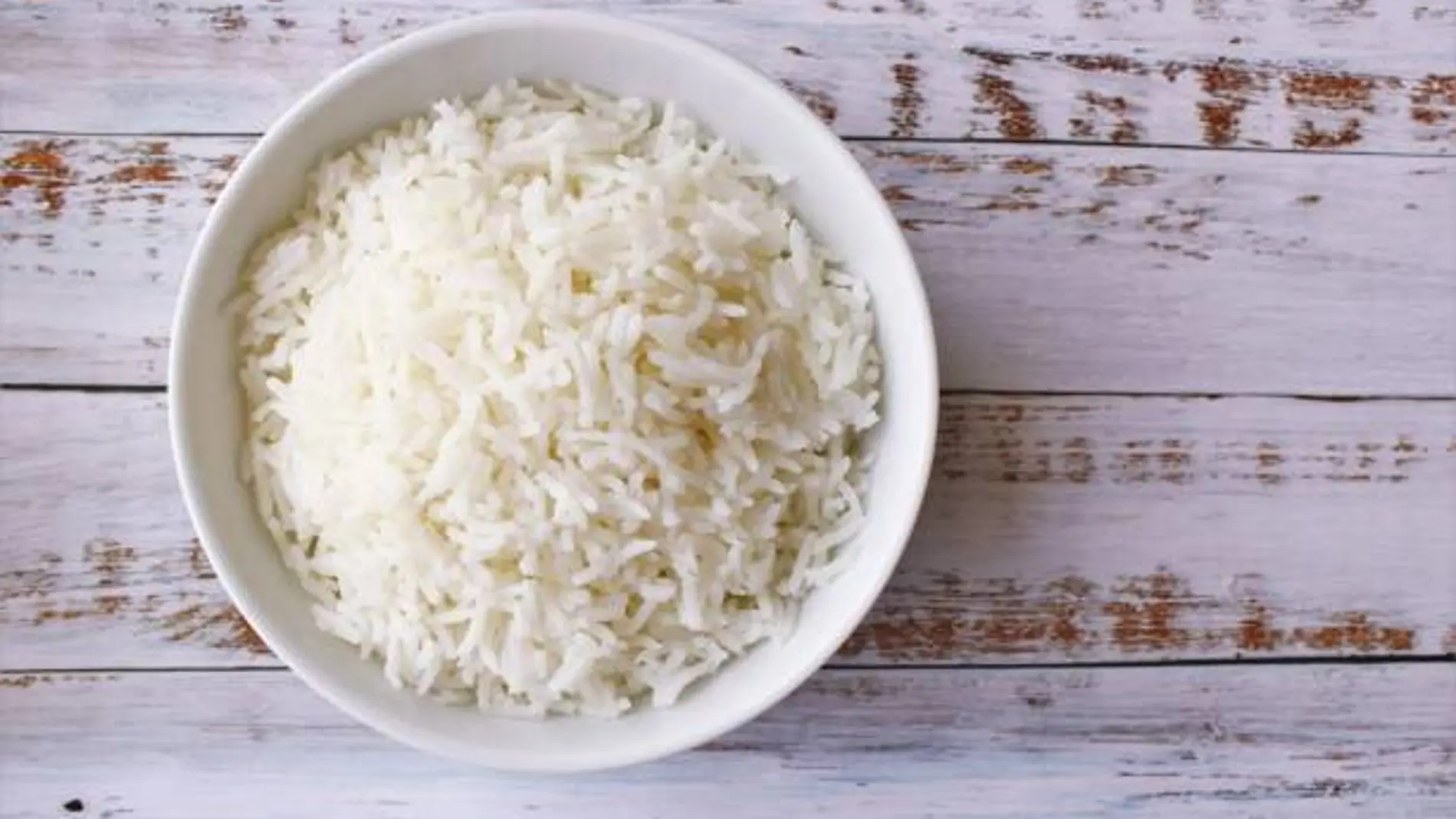 Un bol de arroz blanco