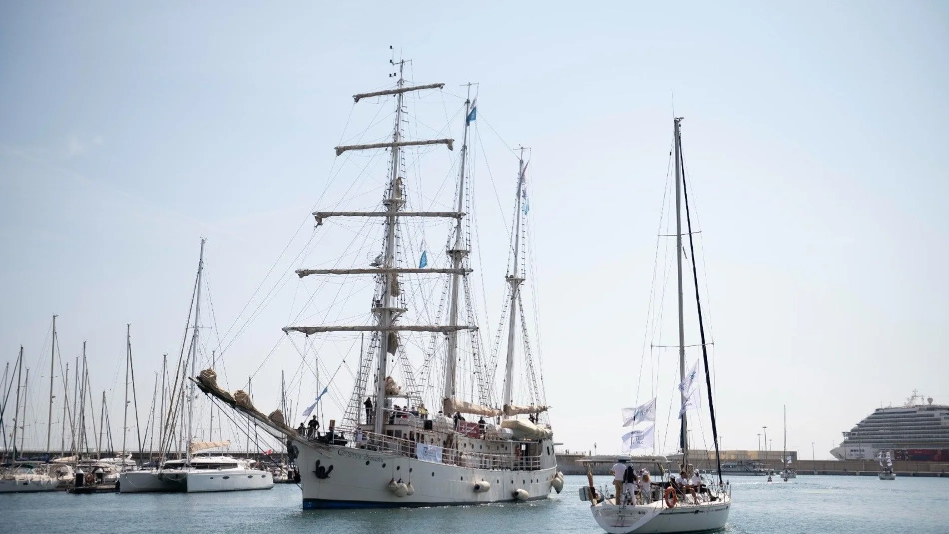 Ocho veleros compiten por la igualdad entre hombres y mujeres en aguas de Valencia