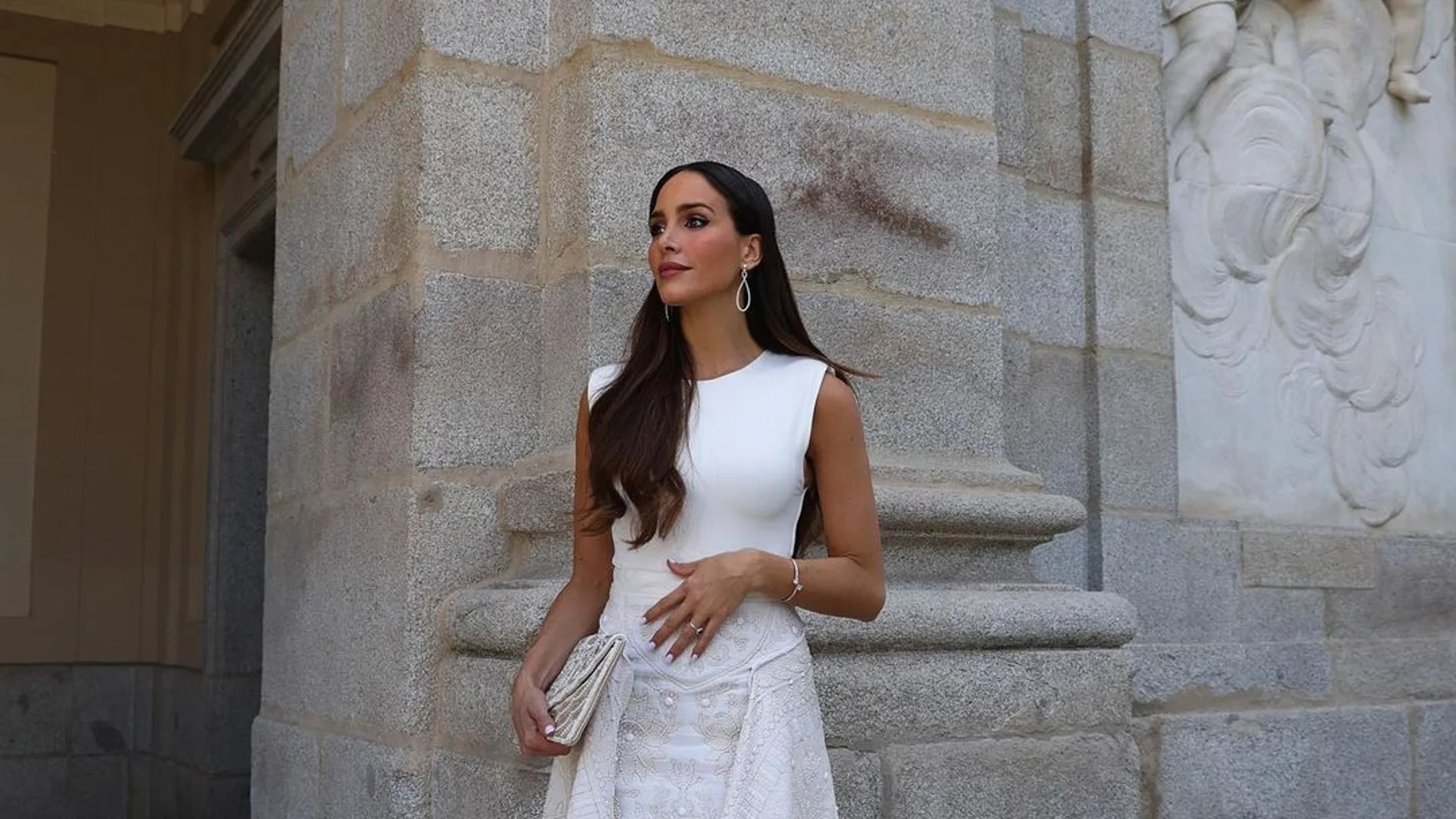 La falda midi bordada de Zara es todo lo que las novias más clásicas (y Rocío Osorno) necesitan en su armario