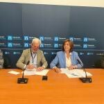 Ángeles Armisén firma el convenio con Julián Espegel