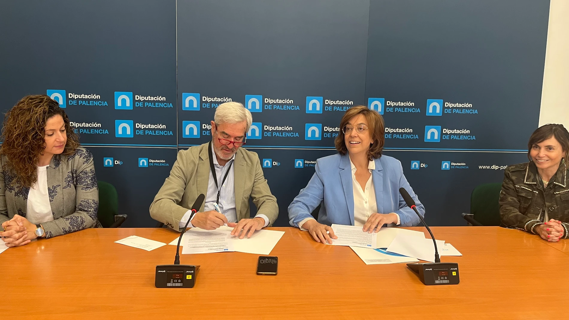 Ángeles Armisén firma el convenio con Julián Espegel