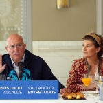 El candidato del PP Jesús Julio Carnero presenta su programa de deportes. En la imagen junto a Mayte Martínez