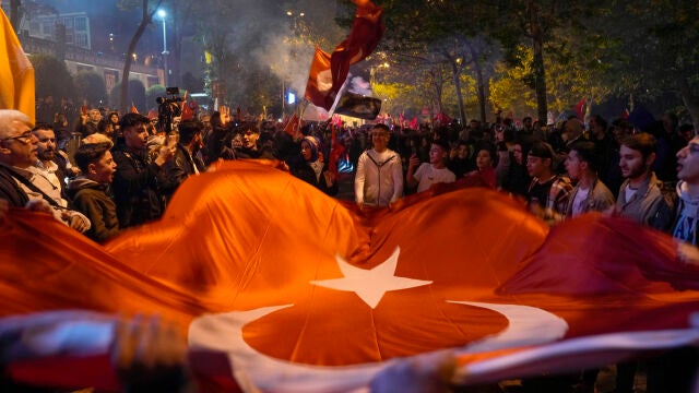 Simpatizantes de Recep Tayyip Erdogan celebran su victoria en la primera vuelta del 14 de mayo