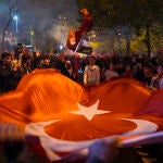Simpatizantes de Recep Tayyip Erdogan celebran su victoria en la primera vuelta del 14 de mayo