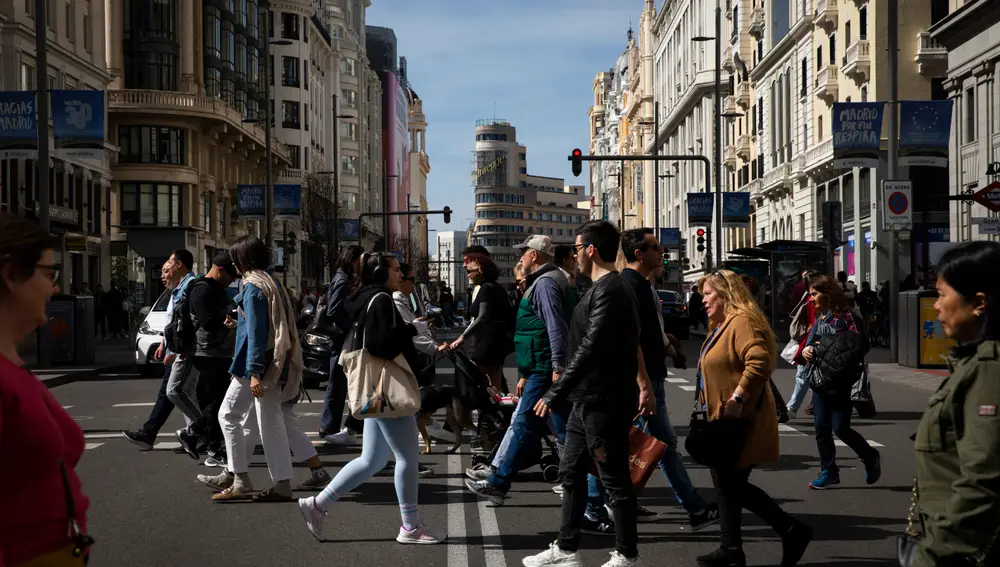 Paso de peatones en la calle Gran Vía de Madrid