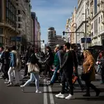 Paso de peatones en la calle Gran Vía de Madrid