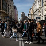 Paso de peatones en la calle Gran Vía de Madrid