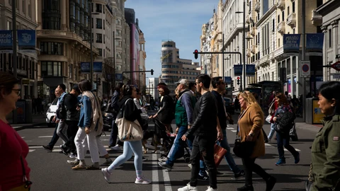Paso de peatones en la calle Gran Vía de Madrid