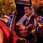 Simpatizantes del presidente Recep Tayyip Erdogan celebran su victoria en la primera vuelta el 14 de mayo