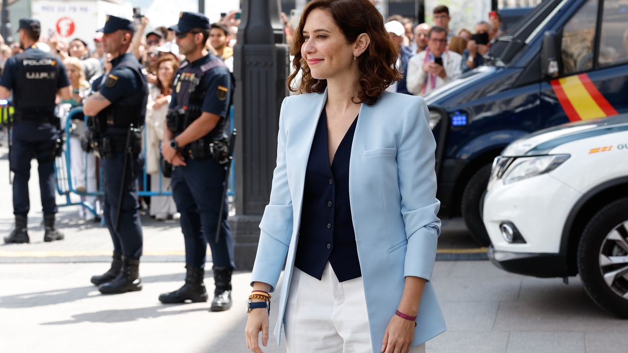 Isabel Díaz Ayuso marks style with the loose and elegant white pants that are worn with a vest and blazer every spring