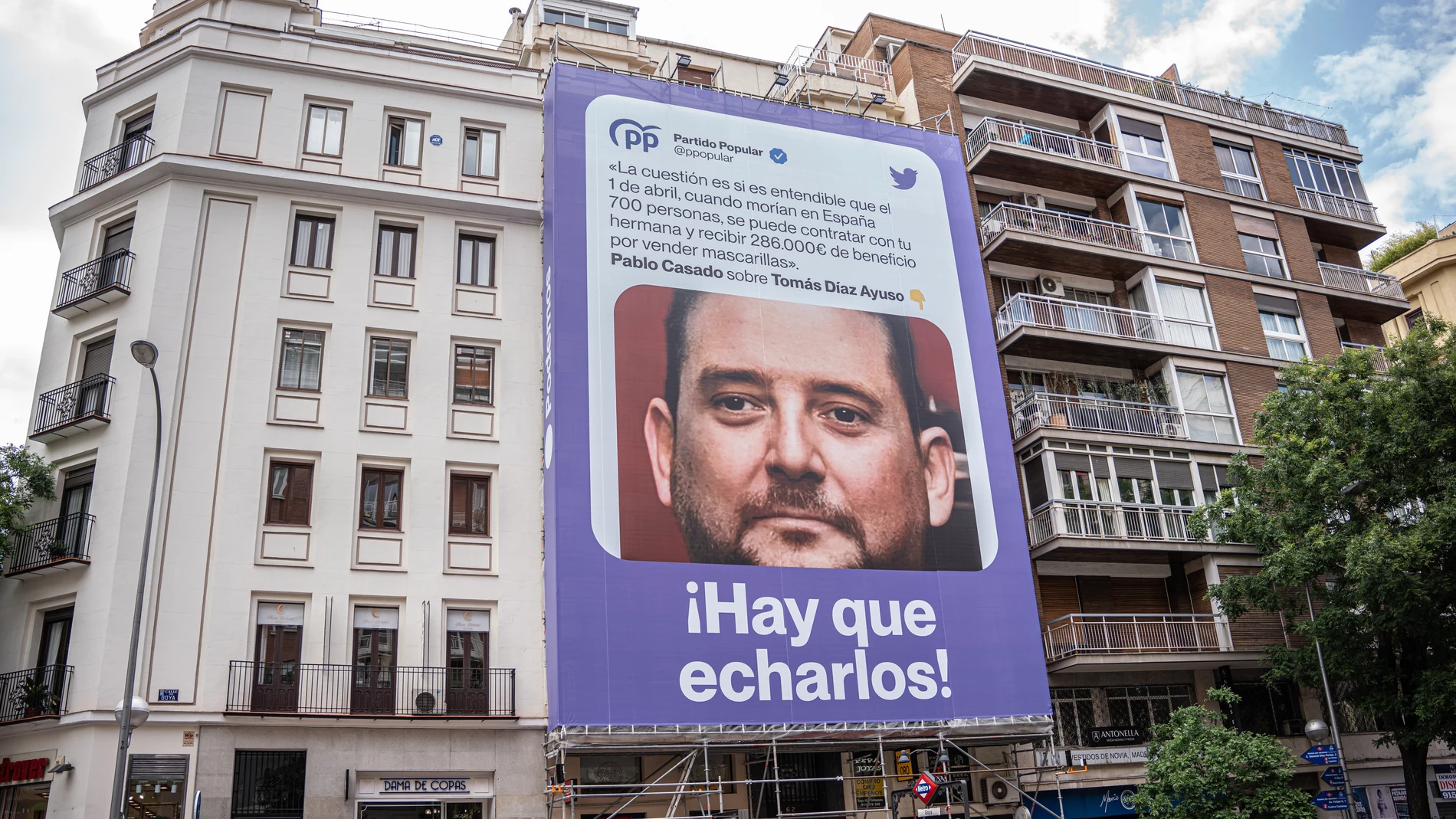 MADRID.-28M.-AMP.- Junta Electoral permite la lona de Podemos en la calle Goya pero pide que incluya su logo en la parte frontal