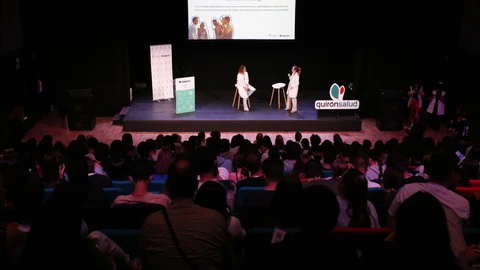 Las psicólogas Paloma Carrasco y Raquel Calero durante el evento de Fundación Quirónsalud