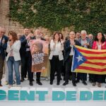 La plana mayor de Junts, con Jordi Turull a la cabeza, en un acto en Girona con una «estelada» y una pancarta de Puigdemont
