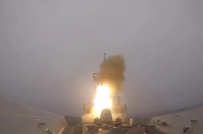 Así fue el lanzamiento de un misil SM-2 desde la fragata Blas de Lezo mientras dirigía un grupo de combate de la OTAN