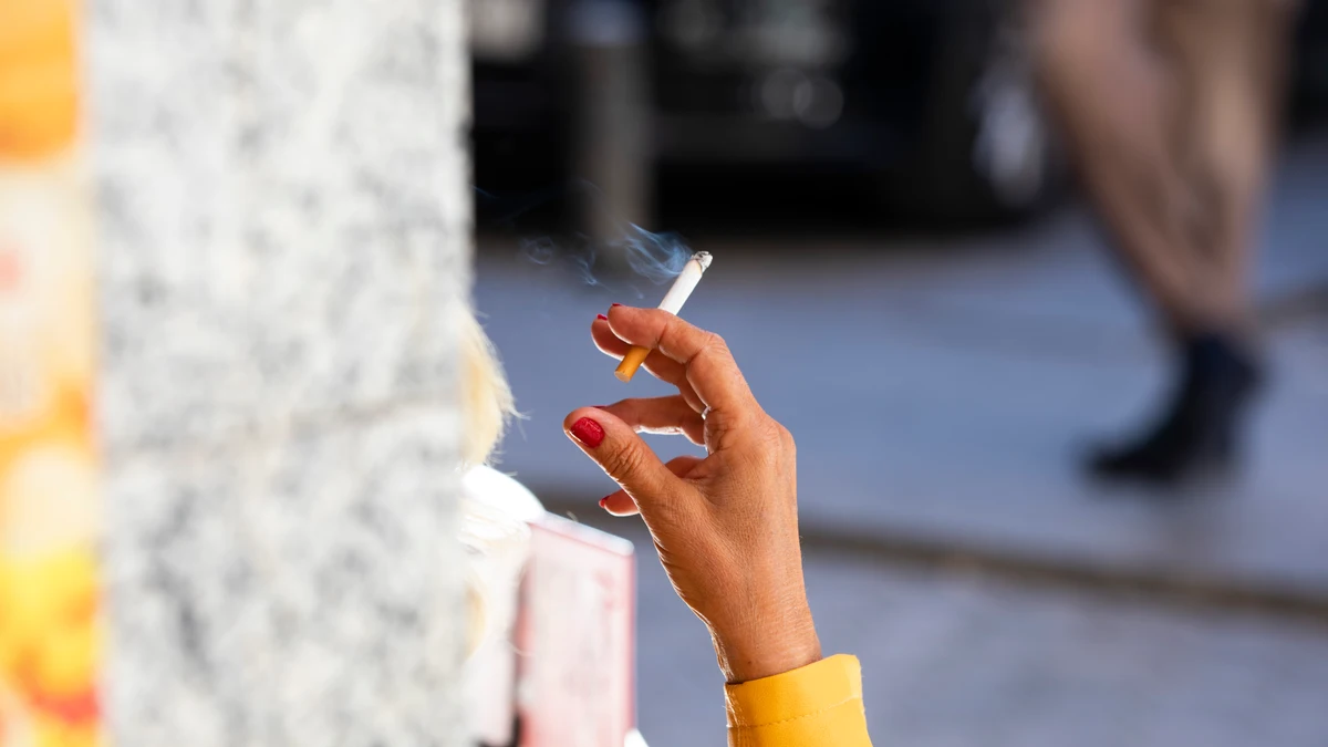 Las mujeres tienen mayor propensión a engancharse a la nicotina y menos éxito a la hora de dejar de fumar