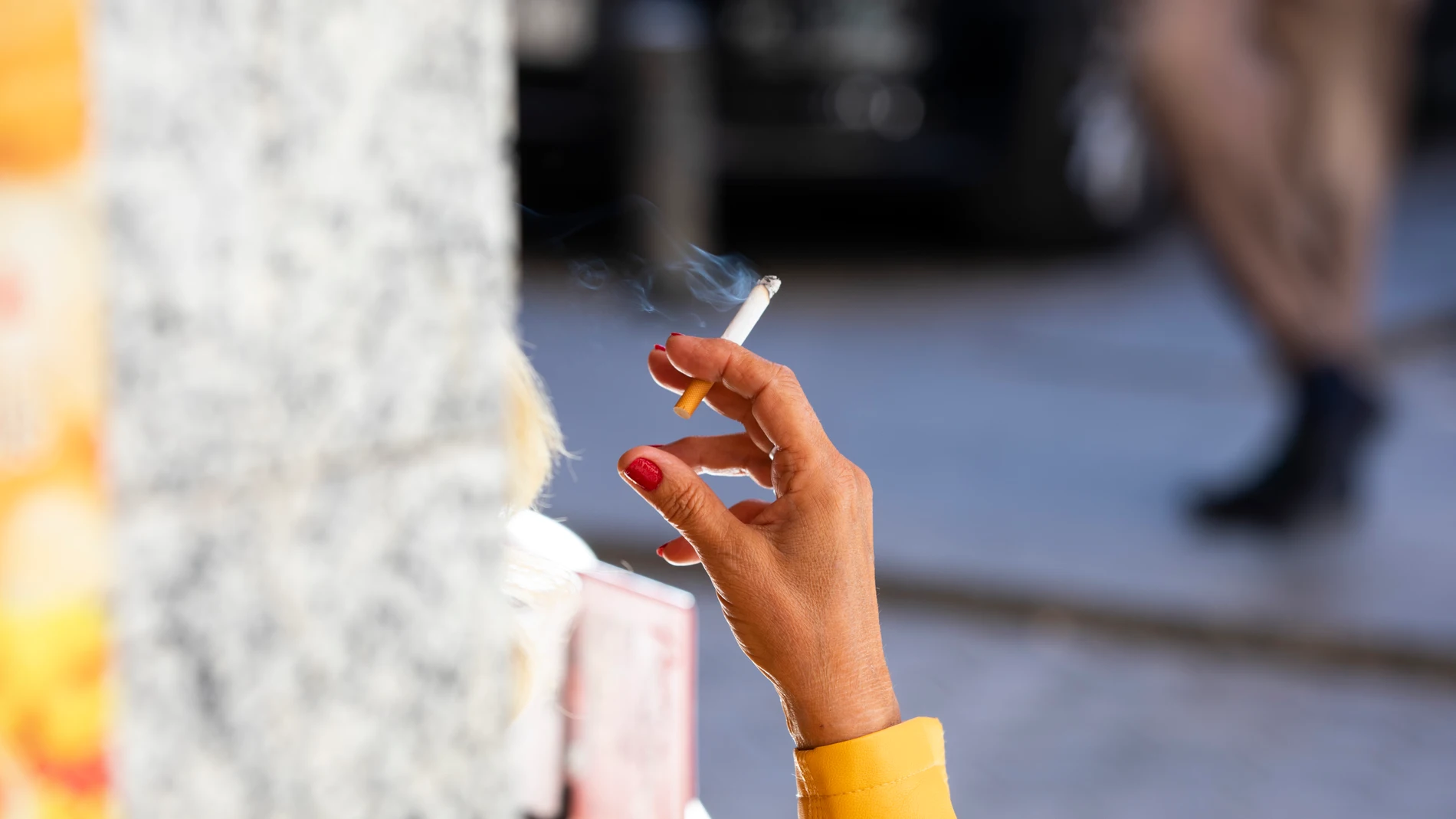Detalle de una mujer fumando un cigarrillo