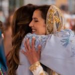 Rania de Jordania abraza a su nuera, Rajwa