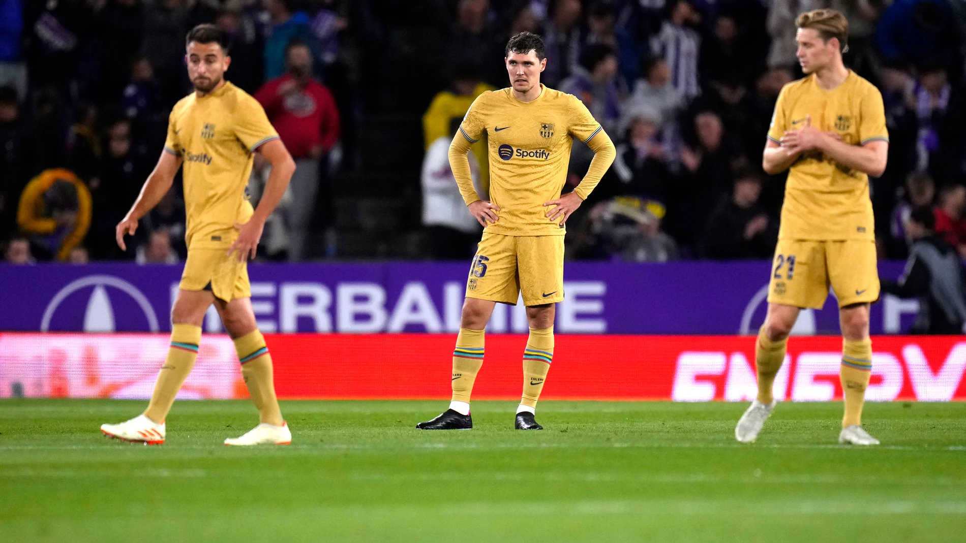 FC Barcelona's players react after Valladolid's Cyle Larin scored his side second goal on a penalty kick during Spanish La Liga soccer match between Valladolid and FC Barcelona at the Jose Zorrilla stadium in Valladolid, Spain, Tuesday, May 23, 2023. (AP Photo/Manu Fernandez)