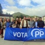 Ibáñez junto al candidato del PP en Condado de Treviño, Óscar Arbaizar, y su equipo