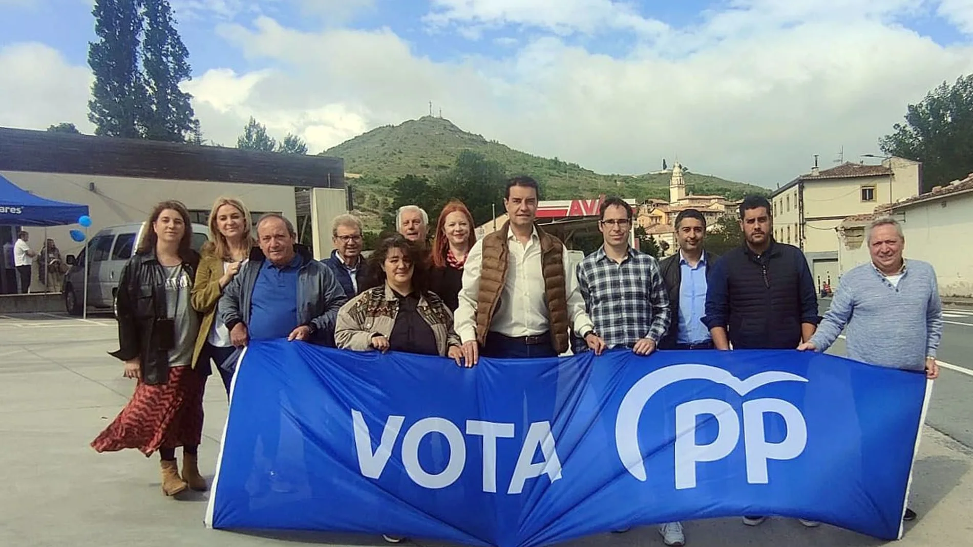 Ibáñez junto al candidato del PP en Condado de Treviño, Óscar Arbaizar, y su equipo